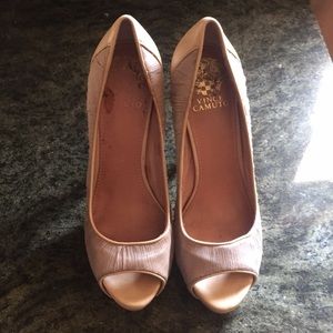 VINCE CAMUTO NUDE HEELS